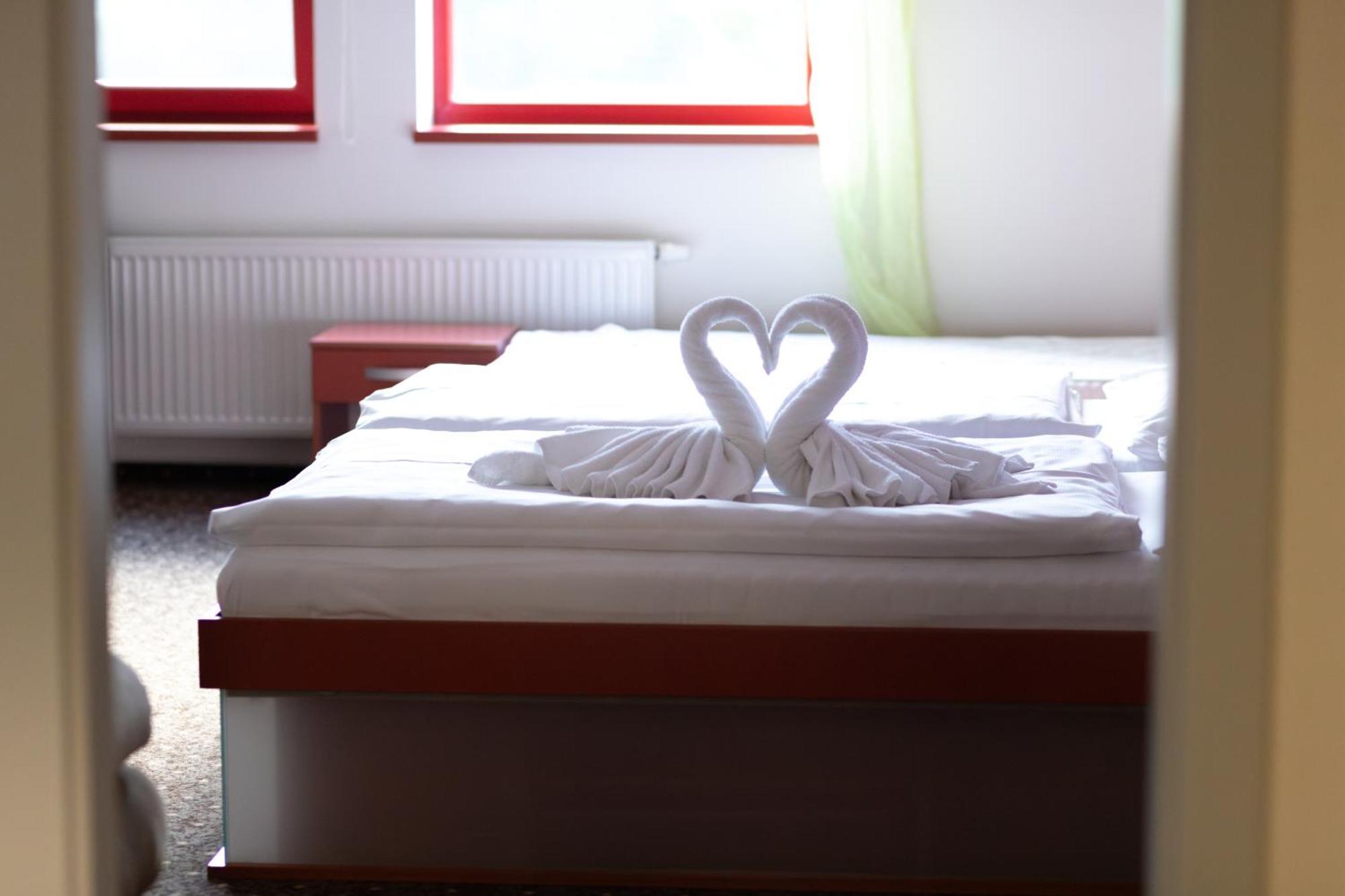 Hotel Galaxie Злін Екстер'єр фото